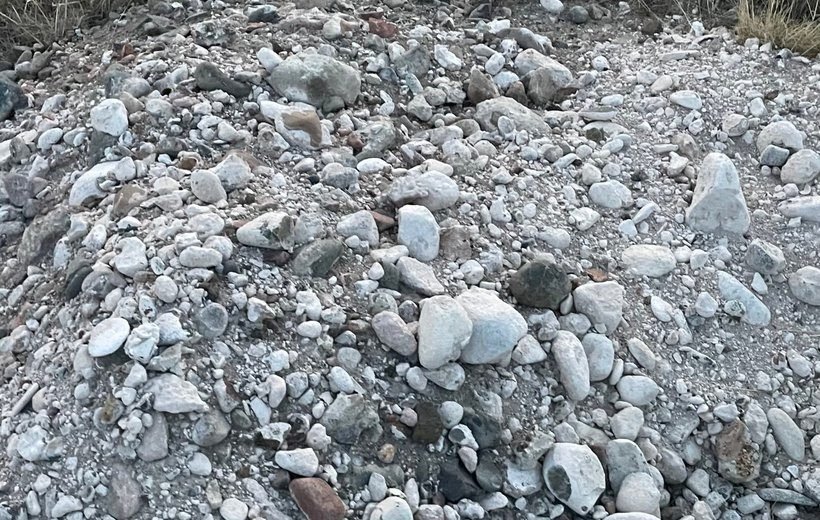 Canto rodado en la superficie del viñedo
